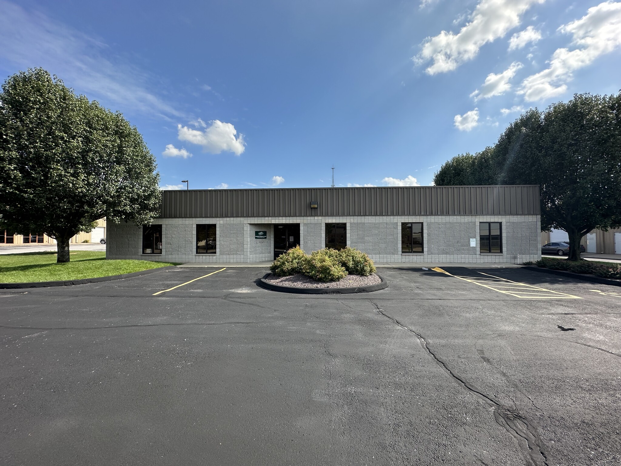 1950 W Sunset St, Springfield, MO for sale Primary Photo- Image 1 of 1