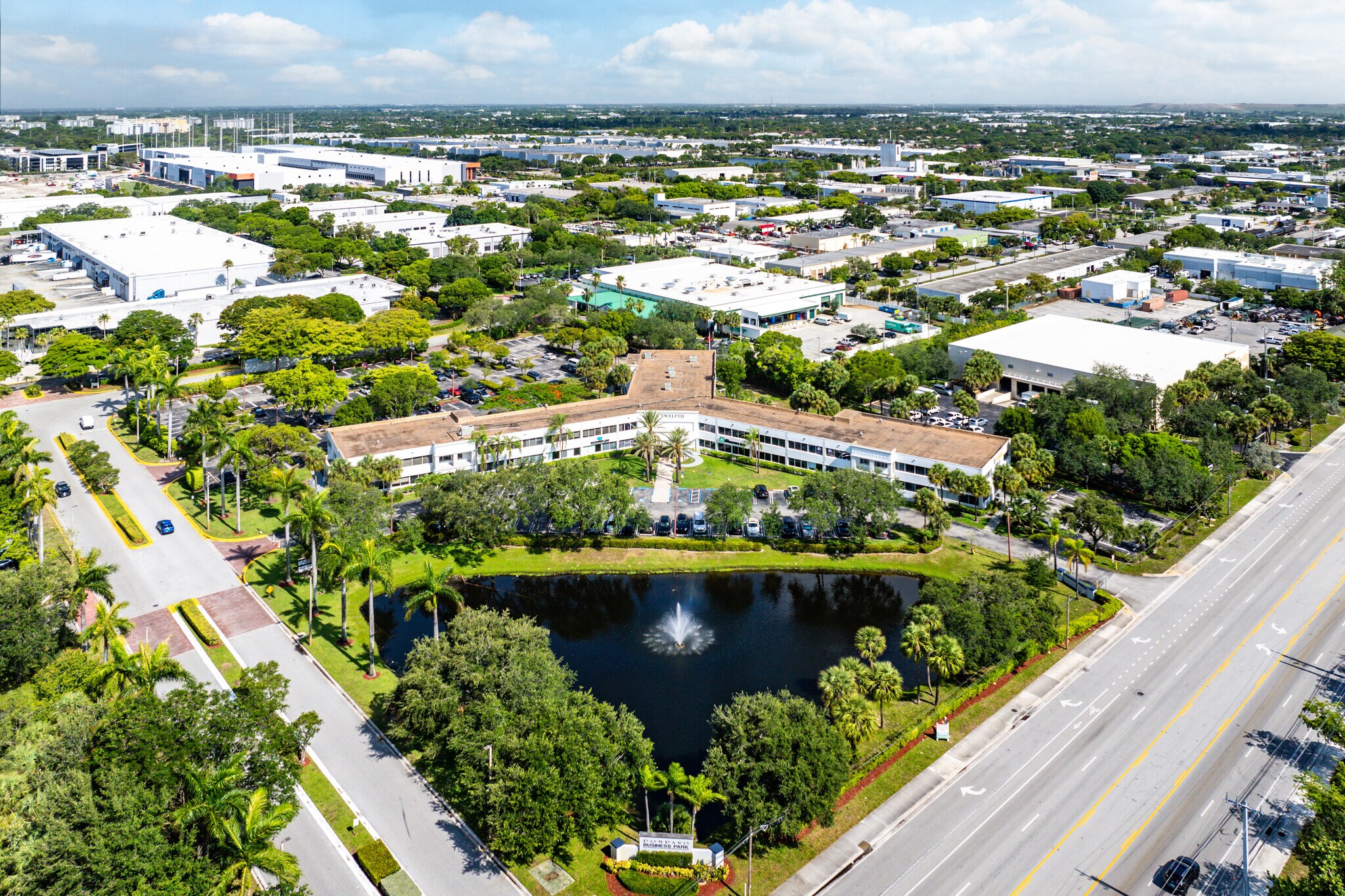 555 S Andrews Ave, Pompano Beach, FL à louer Photo du bâtiment- Image 1 de 16