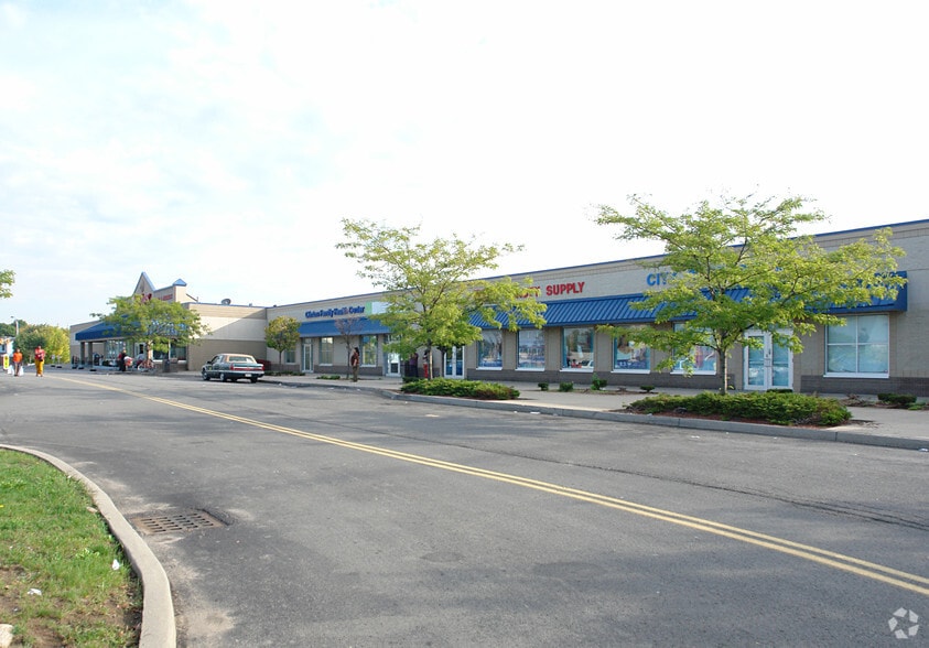 265-315 Upper Falls Blvd, Rochester, NY for lease - Primary Photo - Image 1 of 4