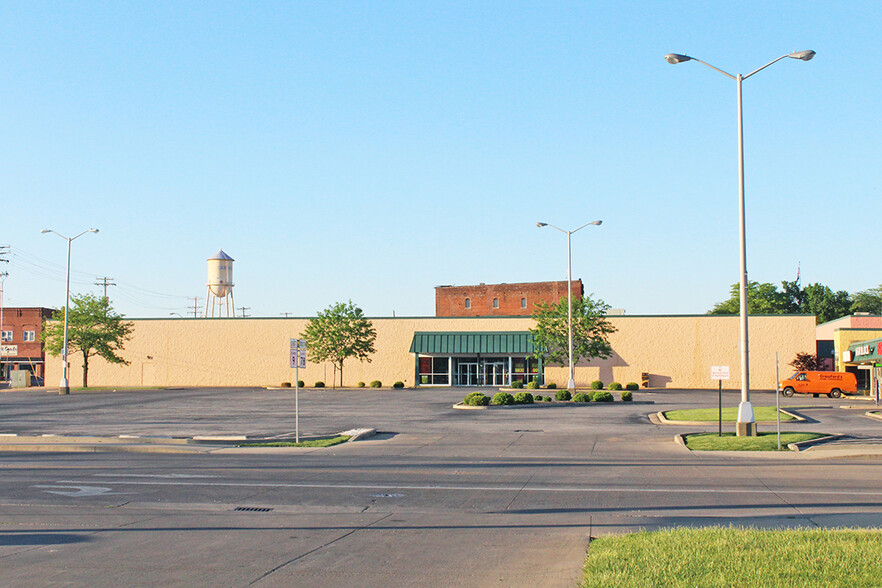 109-129 N Main St, Canton, IL à vendre - Photo du bâtiment - Image 1 de 1