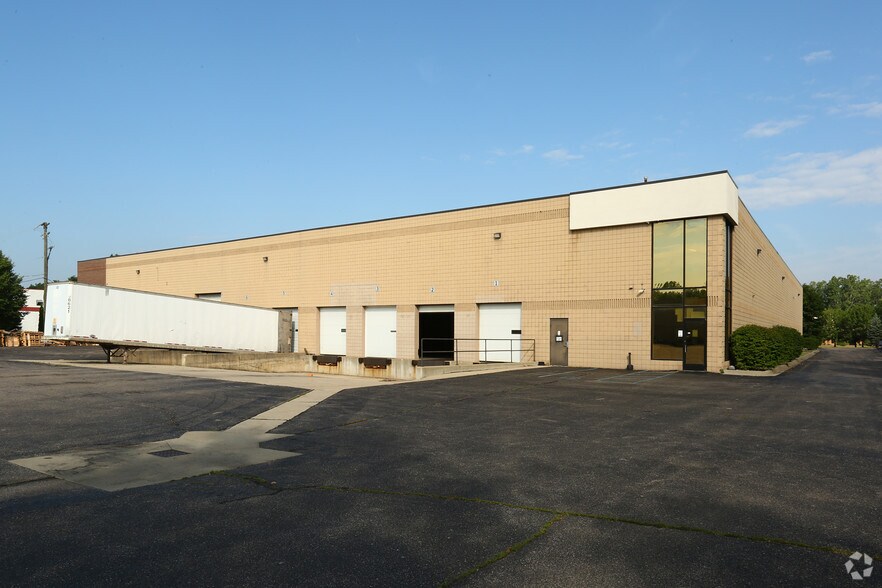 15355 Oakwood Dr, Romulus, MI à louer - Photo du bâtiment - Image 3 de 4