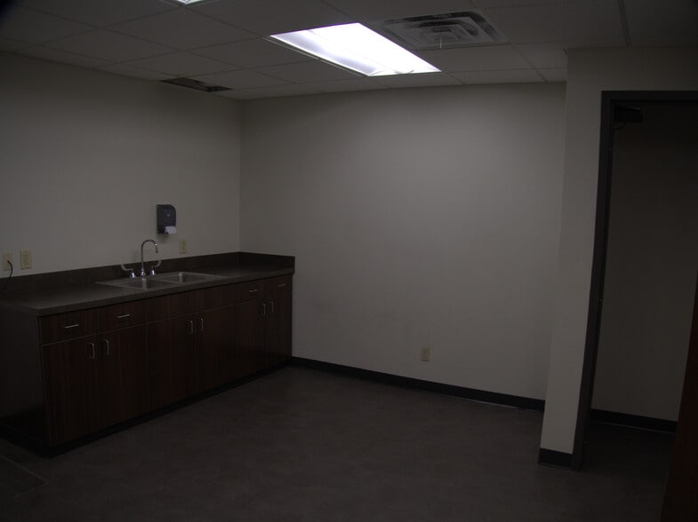 117 W Central Ave, Bentonville, AR for lease - Interior Photo - Image 3 of 12