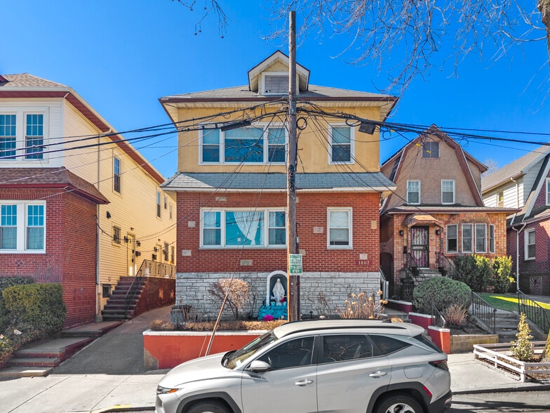 1807 Willow Ln, Bronx, NY à vendre - Photo du bâtiment - Image 2 de 15