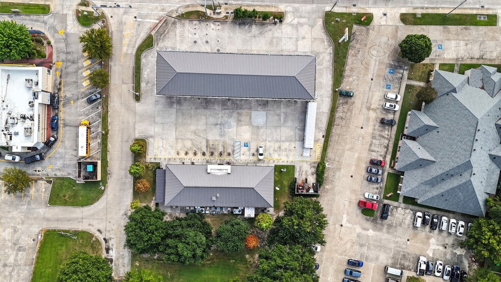 2330 O'Neal Ln, Baton Rouge, LA à vendre - Photo du bâtiment - Image 2 de 6