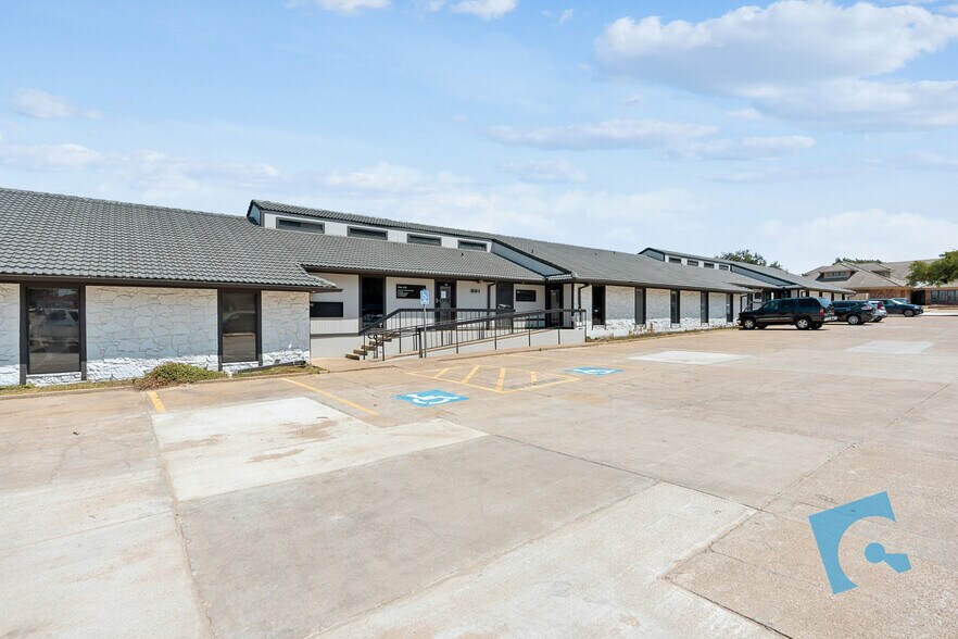 601 Omega Dr, Arlington, TX à louer - Photo du bâtiment - Image 2 de 30