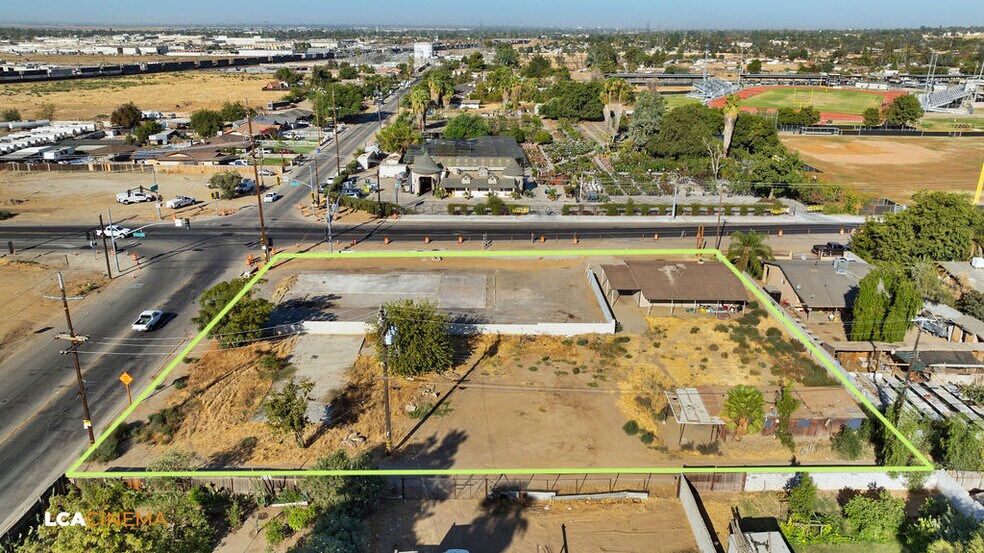 301 Morning Dr, Bakersfield, CA à vendre - Photo du bâtiment - Image 2 de 10