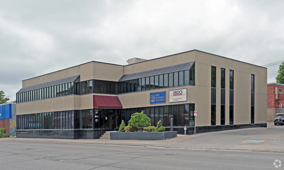 19 Front St N, Orillia, ON à vendre - Photo du bâtiment - Image 3 de 5
