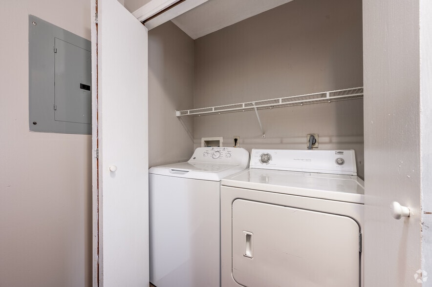 374 Elston Rd, Lafayette, IN for sale - Interior Photo - Image 2 of 9