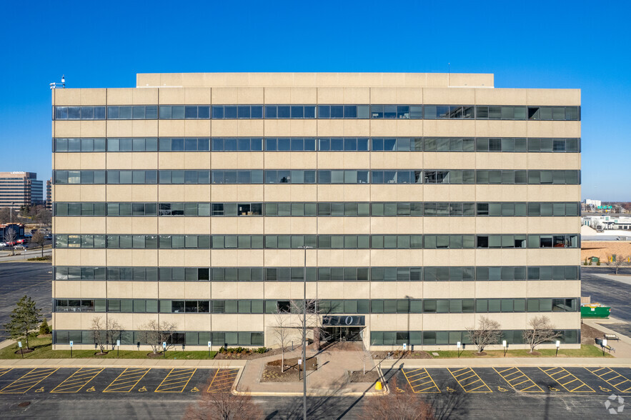 1101 Perimeter Dr, Schaumburg, IL for lease - Building Photo - Image 3 of 14