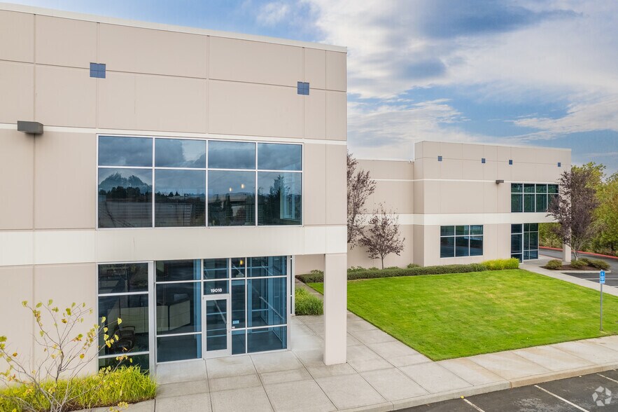19018 NE Portal Way, Portland, OR à louer - Photo du bâtiment - Image 3 de 5