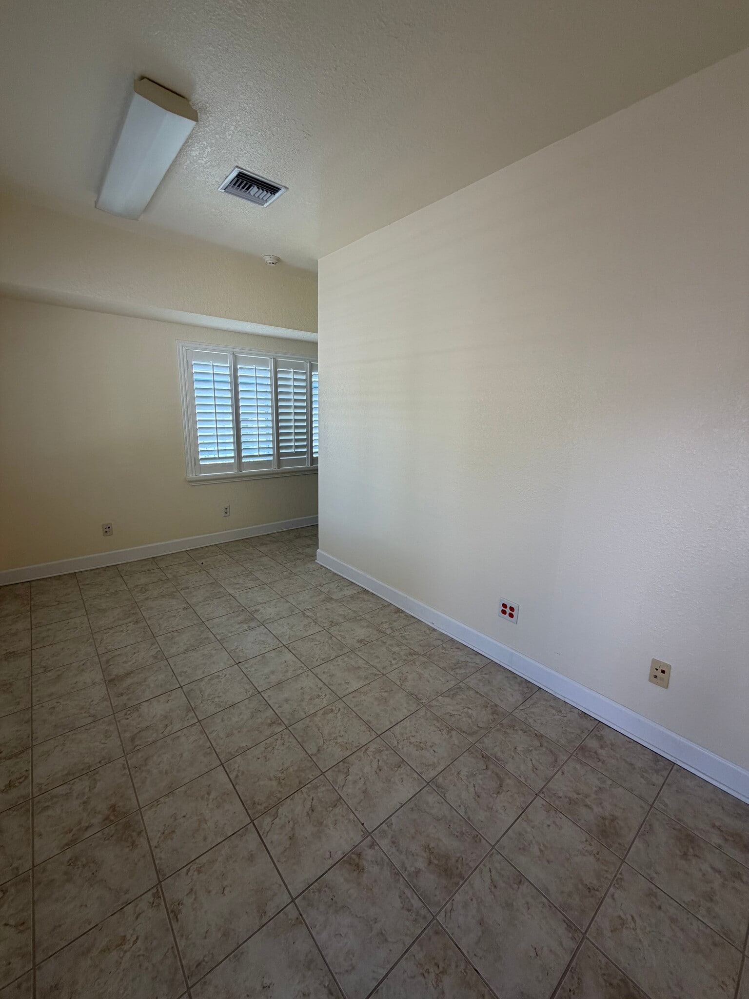 36 Tropic Blvd W, Largo, FL for lease Interior Photo- Image 1 of 6