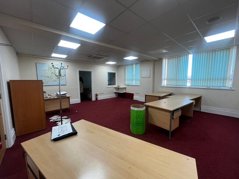 37 Station Rd, Chesterfield for sale - Interior Photo - Image 3 of 8