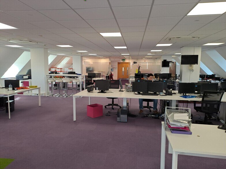 Parkway, Welwyn Garden City for lease - Interior Photo - Image 3 of 30