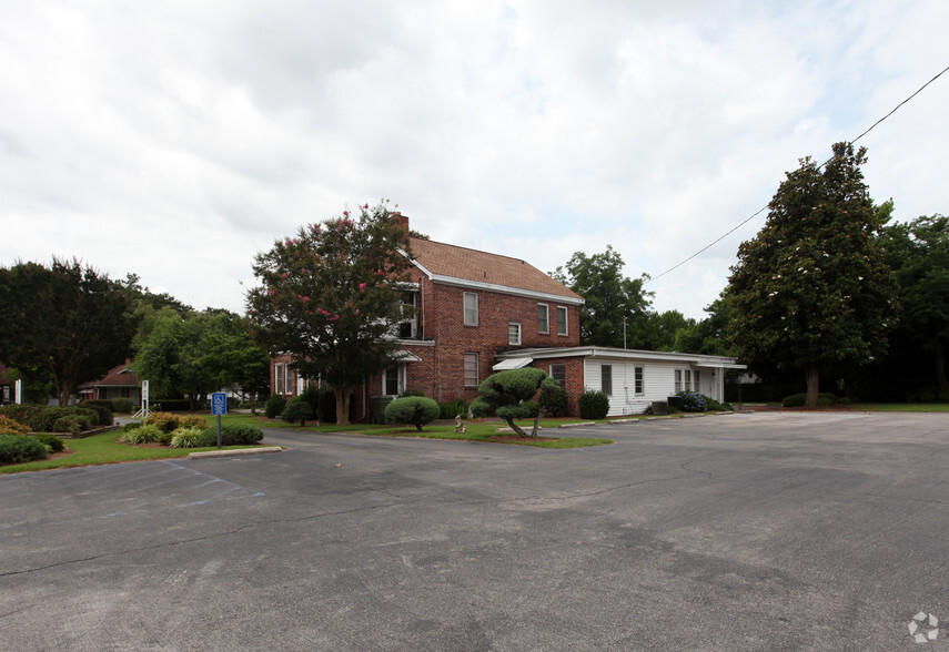 611 W Oakland Ave, Sumter, SC for sale - Primary Photo - Image 1 of 3