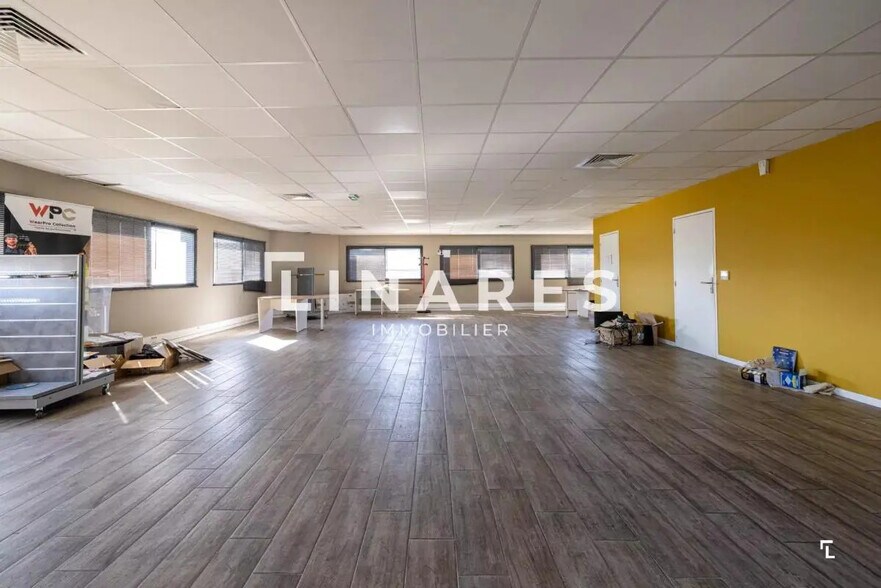 Office in Aubagne for lease - Interior Photo - Image 2 of 6