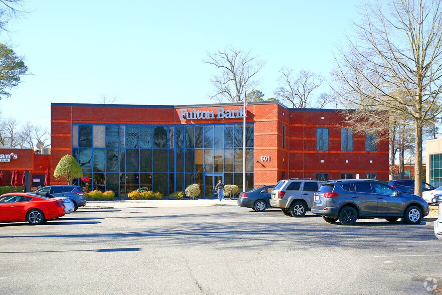 601 Thimble Shoals Blvd, Newport News, VA à louer - Photo principale - Image 1 de 12