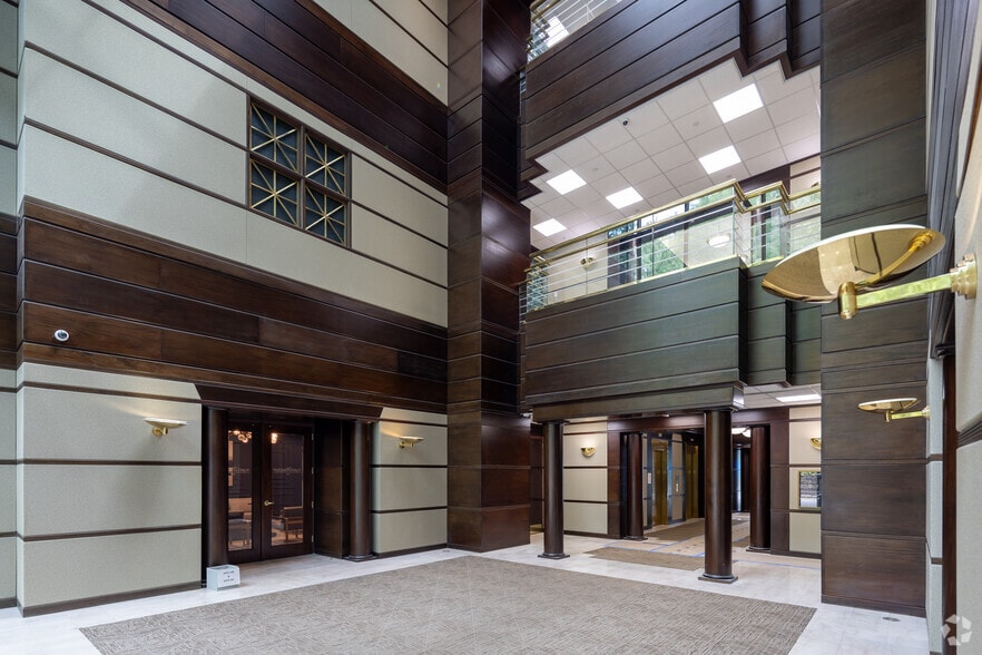 655 engineering Dr, Peachtree Corners, GA for lease - Lobby - Image 3 of 19
