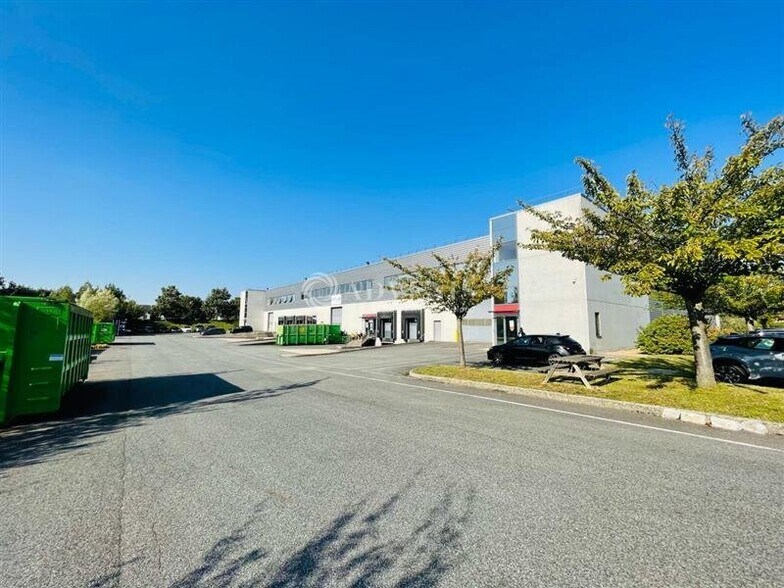 Industrial in Lieusaint for lease - Building Photo - Image 2 of 6