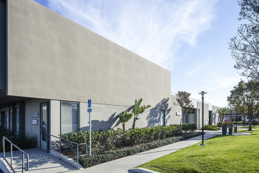 3900 Birch St, Newport Beach, CA à louer - Photo du bâtiment - Image 3 de 6