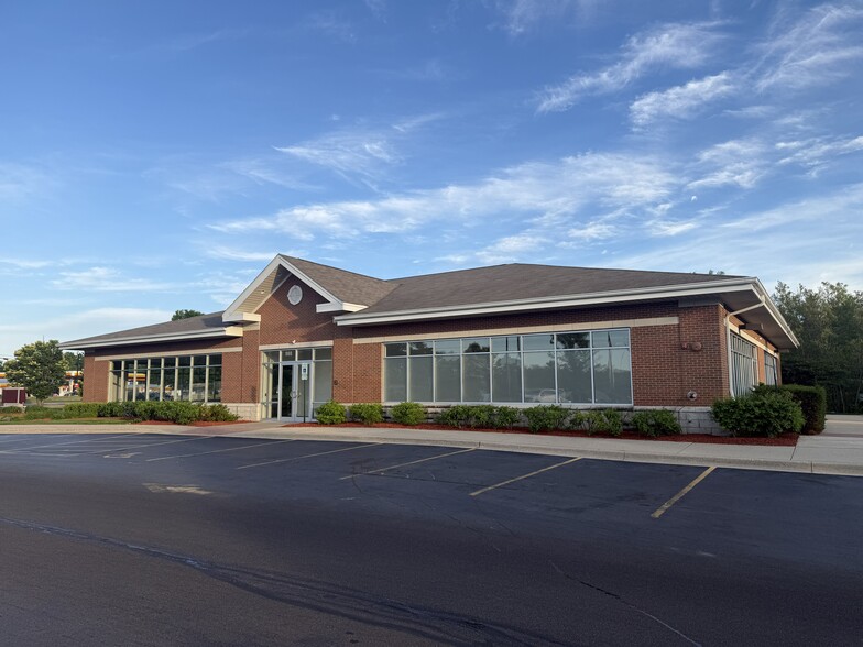 900 S Milwaukee Ave, Vernon Hills, IL à louer - Photo du bâtiment - Image 3 de 15