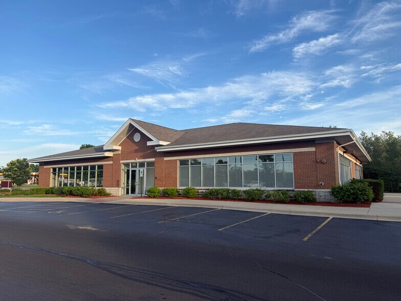 900 S Milwaukee Ave, Vernon Hills, IL à louer - Photo du bâtiment - Image 3 de 15