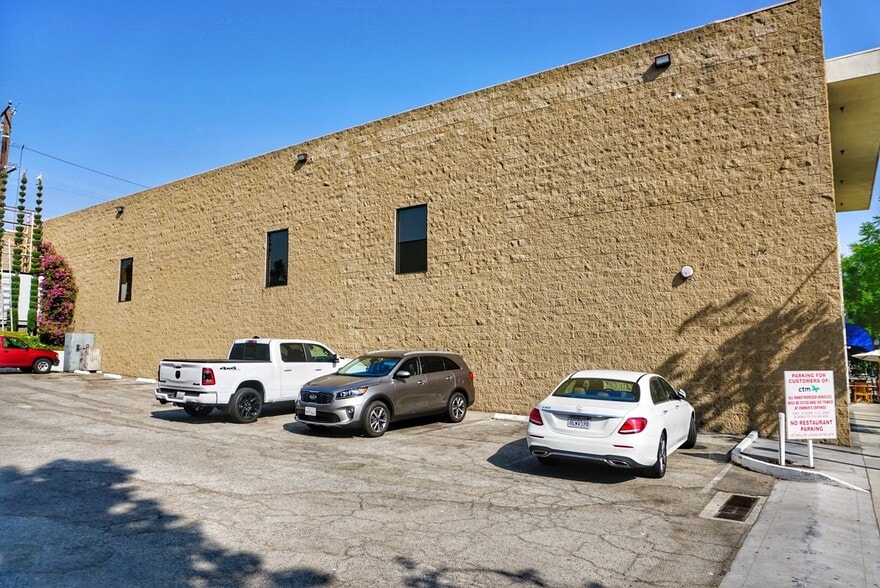 2347-2351 Honolulu Ave, Montrose, CA for lease - Building Photo - Image 2 of 6