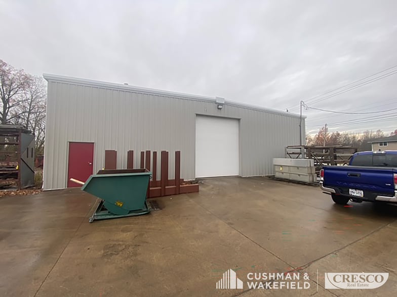 880 Infirmary Rd, Elyria, OH à vendre - Photo du bâtiment - Image 2 de 11
