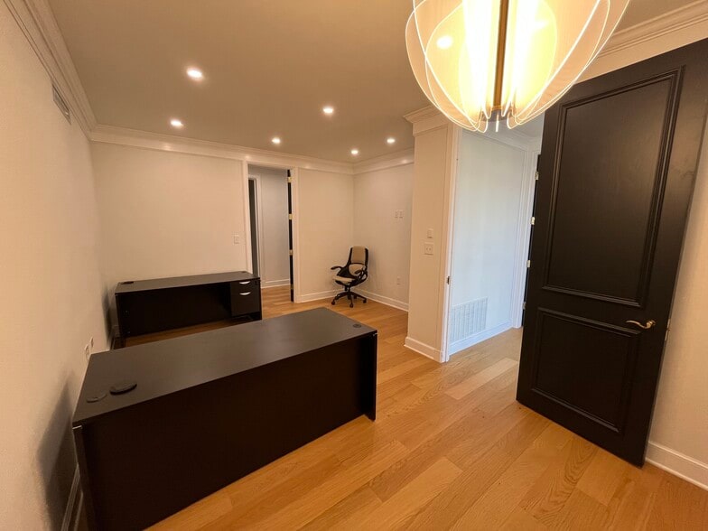 1042 NW 69th St, Oklahoma City, OK à louer - Photo du bâtiment - Image 3 de 6