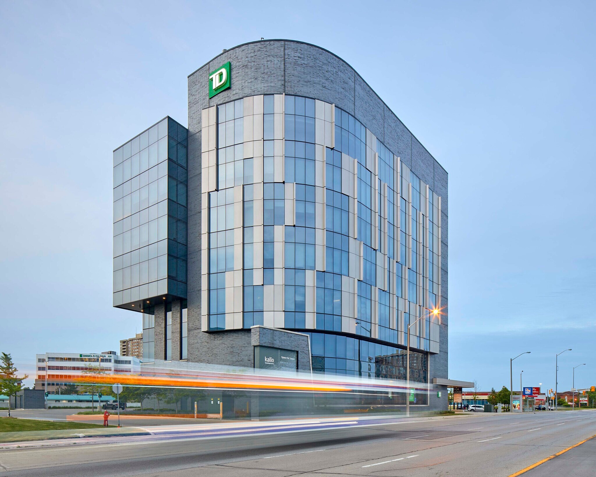 111 Queen St E, Brampton, ON à vendre Photo du bâtiment- Image 1 de 1