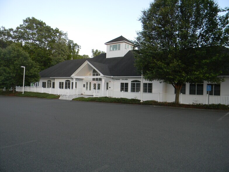 245 Russell St, Hadley, MA à louer - Photo du bâtiment - Image 2 de 7