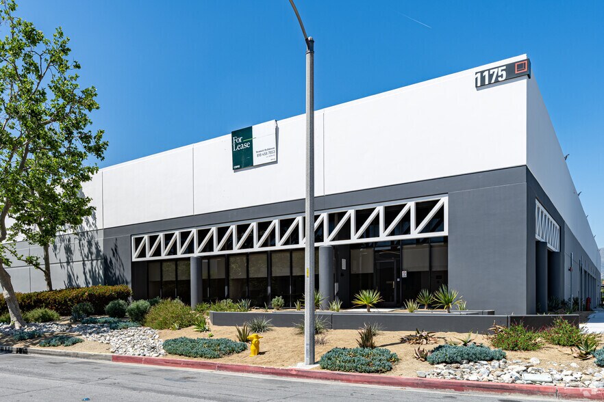 1175 Aviation Pl, San Fernando, CA à louer - Photo du bâtiment - Image 1 de 10
