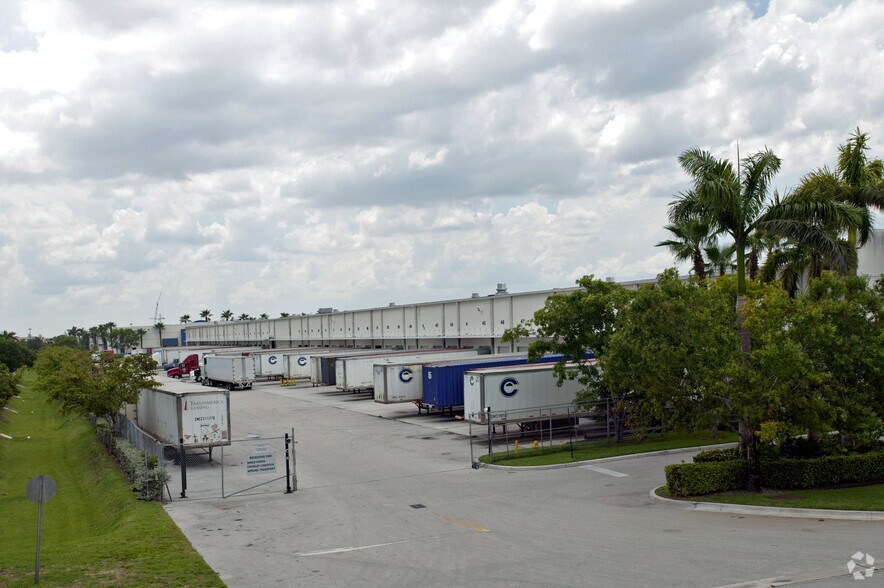 9905 NW 17th St, Miami, FL à louer - Photo du bâtiment - Image 3 de 4
