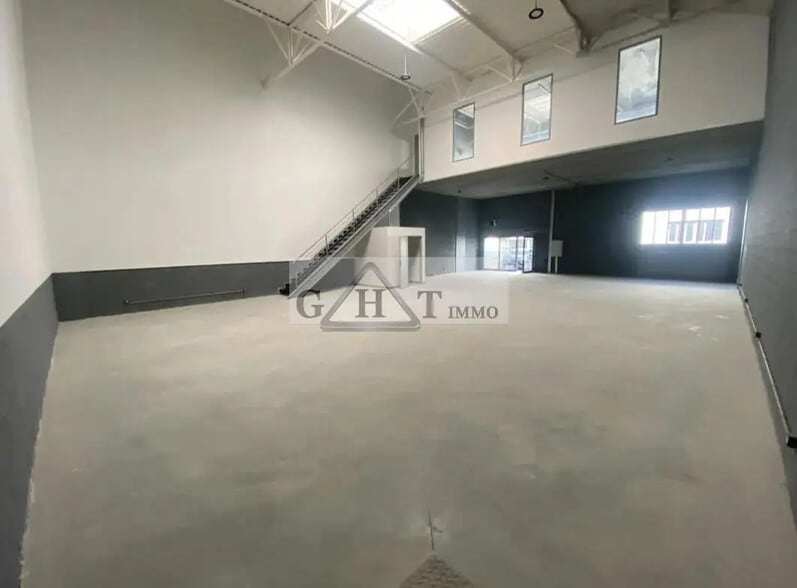 Industrial in Vaux-le-Pénil for lease - Interior Photo - Image 1 of 3