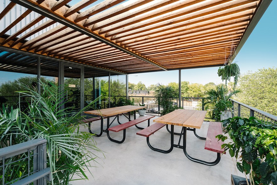 5540 N Lamar Blvd, Austin, TX à louer - Photo du bâtiment - Image 3 de 16