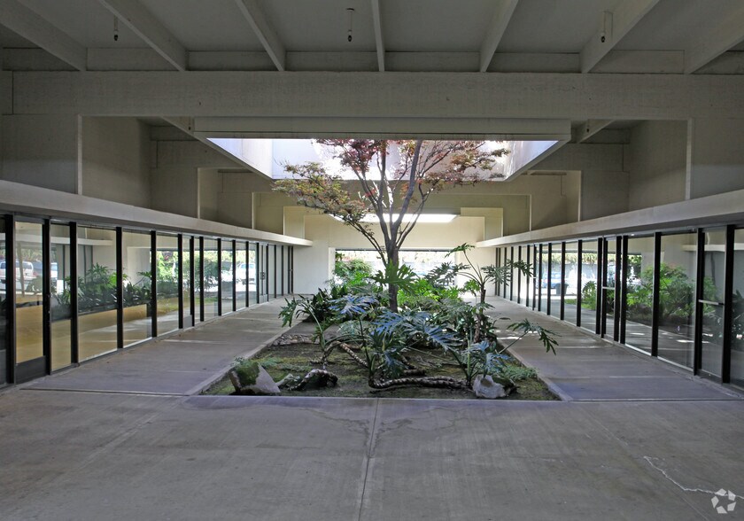 1310 E Shaw Ave, Fresno, CA à louer - Photo du bâtiment - Image 3 de 22