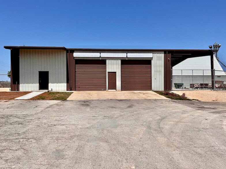 1501 Lillian Ave, Jourdanton, TX à louer - Photo du bâtiment - Image 1 de 27
