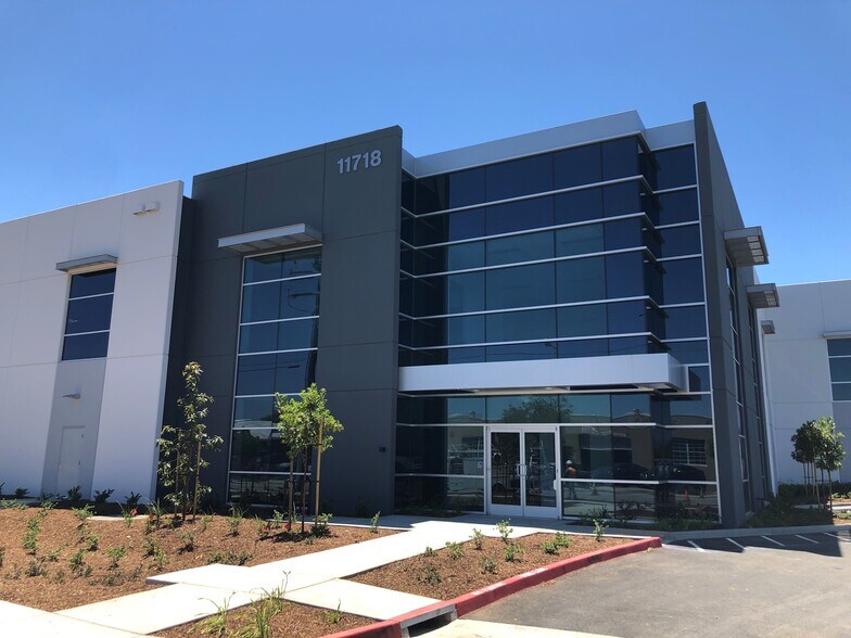 11718 Burke St, Santa Fe Springs, CA à louer - Photo du bâtiment - Image 3 de 5
