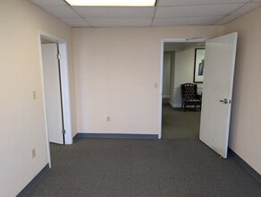 801 W Bay Dr, Largo, FL à louer Photo intérieure- Image 2 de 13