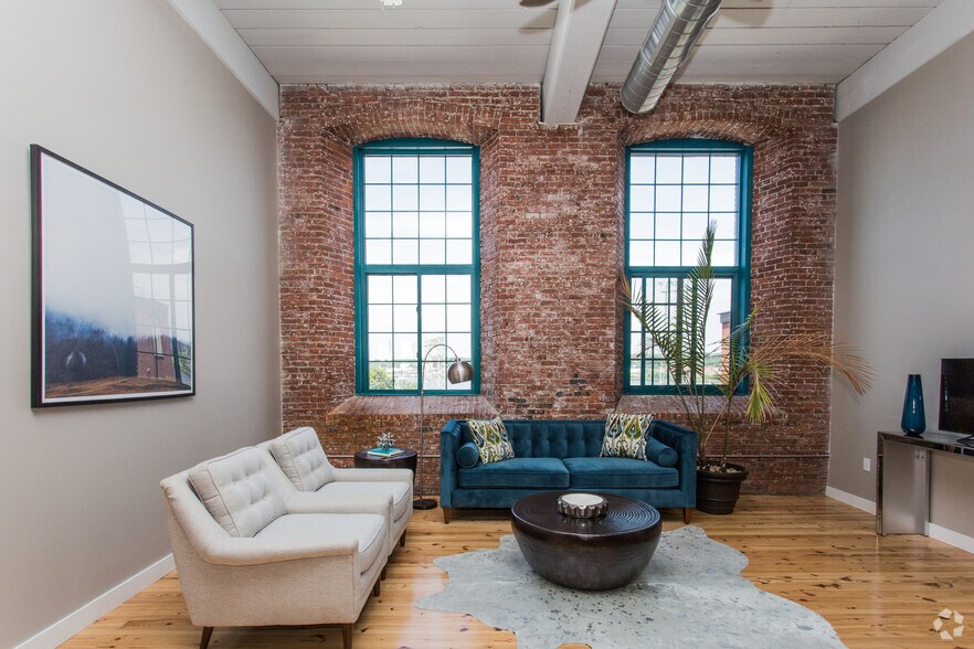 1082 Davol St, Fall River, MA à louer - Photo intérieure - Image 3 de 88