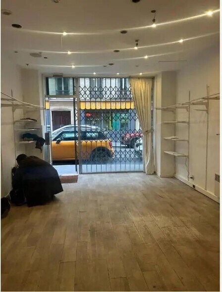 Retail in Paris for sale - Interior Photo - Image 1 of 5