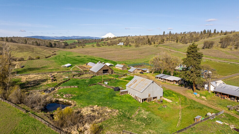 81338 Rail Hollow Rd, Dufur, OR à vendre - Photo du bâtiment - Image 2 de 46
