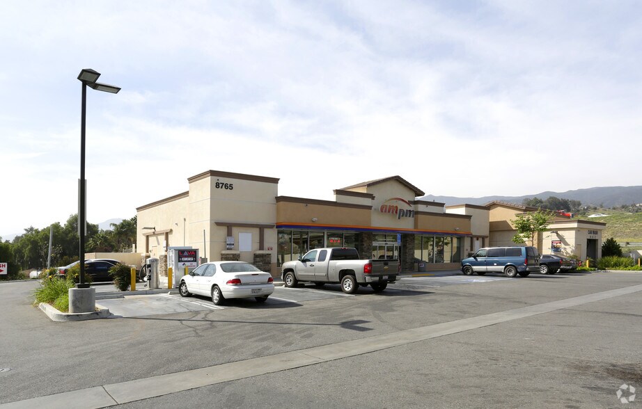 8765 Dos Lagos Dr, Corona, CA à vendre - Photo du bâtiment - Image 3 de 3