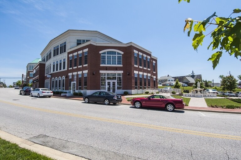 105 Centennial St, La Plata, MD à vendre Photo du bâtiment- Image 1 de 8
