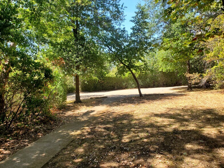 1313 W Abram St, Arlington, TX à louer - Photo du bâtiment - Image 2 de 19