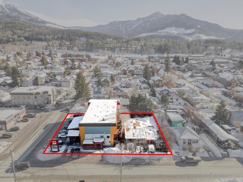 892 6th Ave, Fernie, BC à vendre - Photo du bâtiment - Image 3 de 32