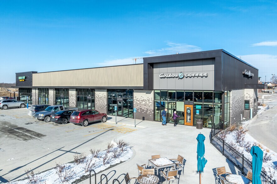 5260 Merle Hay Rd, Johnston, IA à louer - Photo du bâtiment - Image 2 de 8