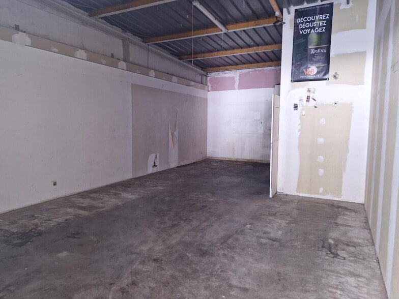 Retail in Limoges for lease - Interior Photo - Image 3 of 8