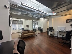 223-225 W 35th St, New York, NY for lease Interior Photo- Image 1 of 5