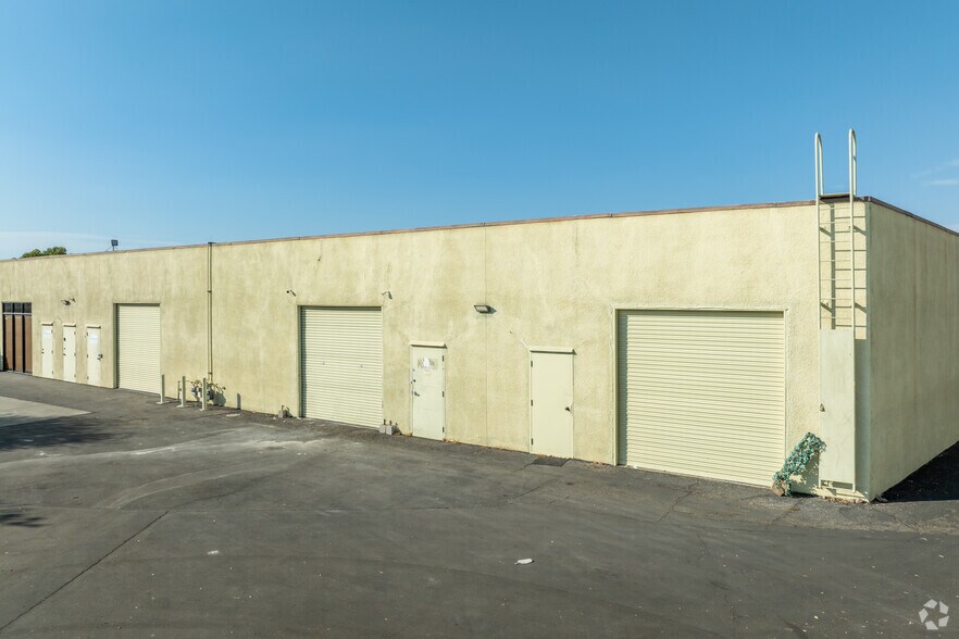 15500 Rockfield Blvd, Irvine, CA à louer - Photo du bâtiment - Image 2 de 5