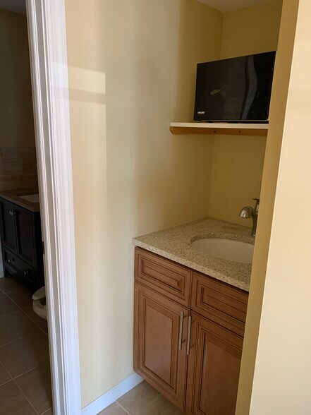 149-07 14th Ave, Whitestone, NY à louer - Photo intérieure - Image 3 de 12